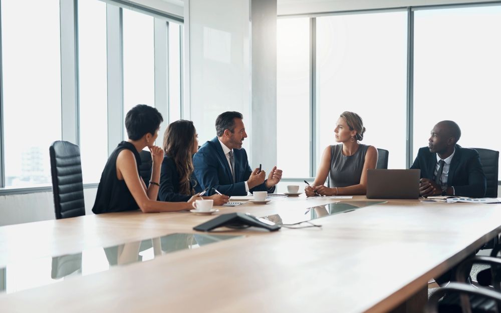 Une équipe de direction autour d’une table de conseil
