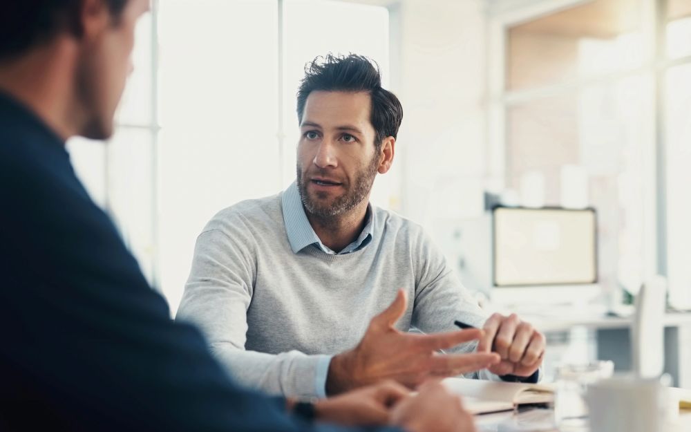Un gestionnaire des ventes qui coache un représentant
